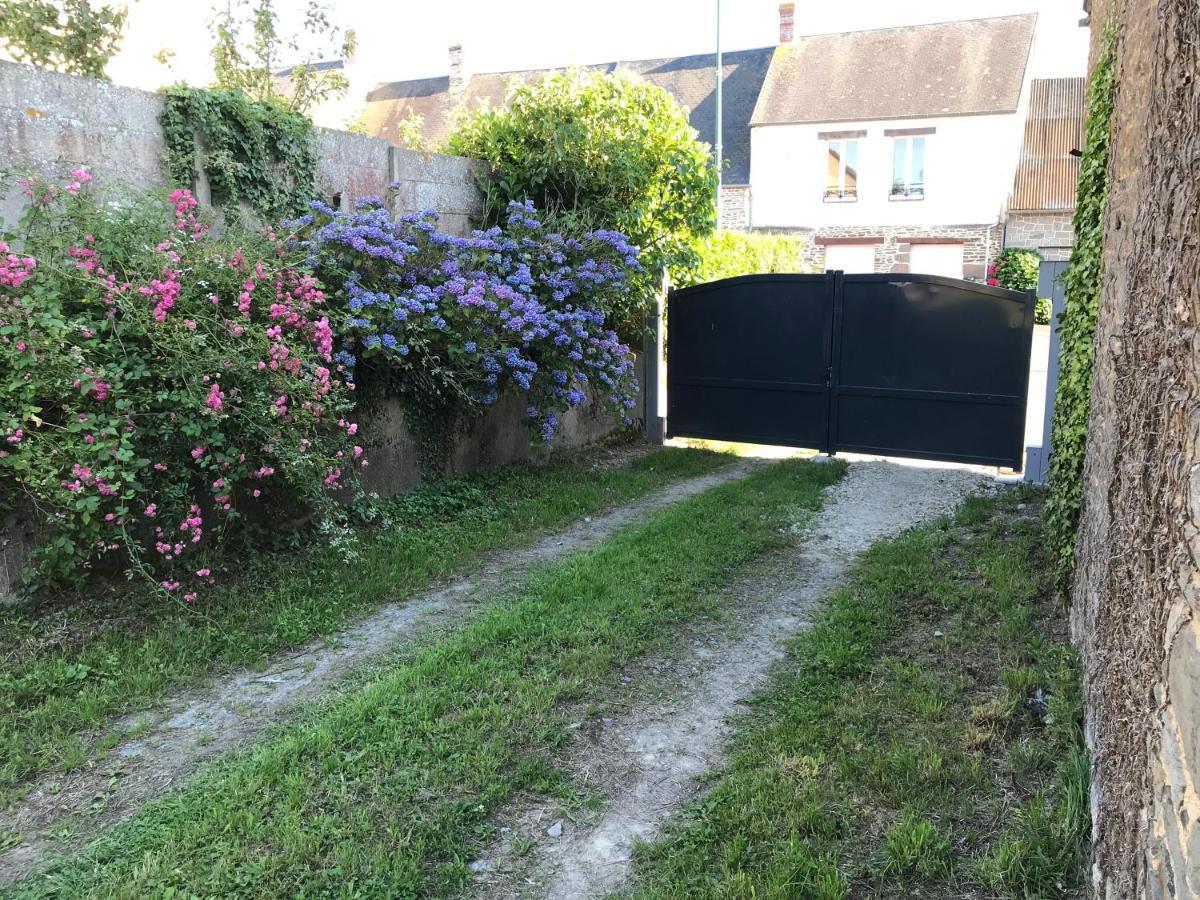 Hebergements Situes A 6 Kms Du Mont Saint Michel Tanis 외부 사진